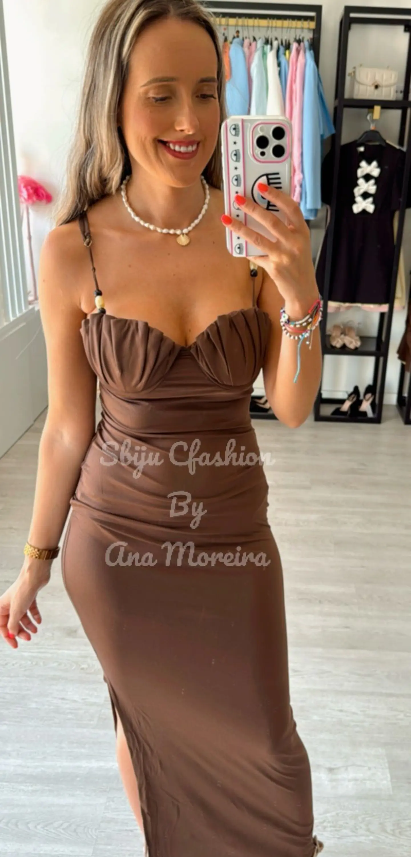 Vestido com detalhe em forma de concha na zona do peito 2