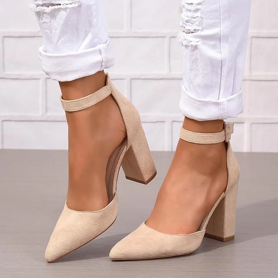 Sapatos de salto alto em camurça 1