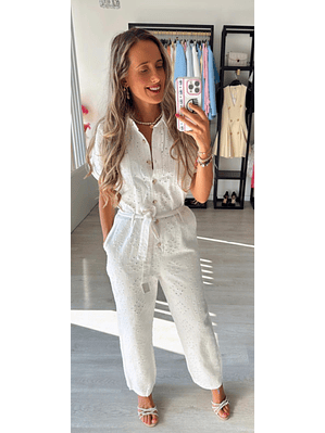 Macacão de calça em bordado inglês