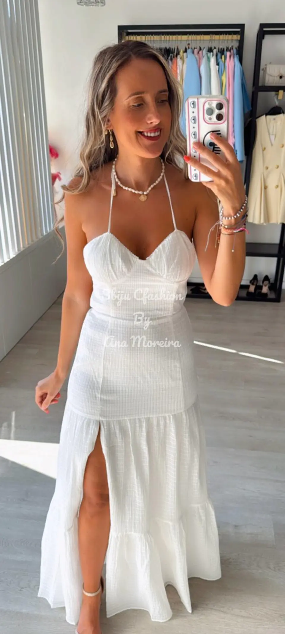 Vestido comprido estilo romântico com detalhe de racha 5