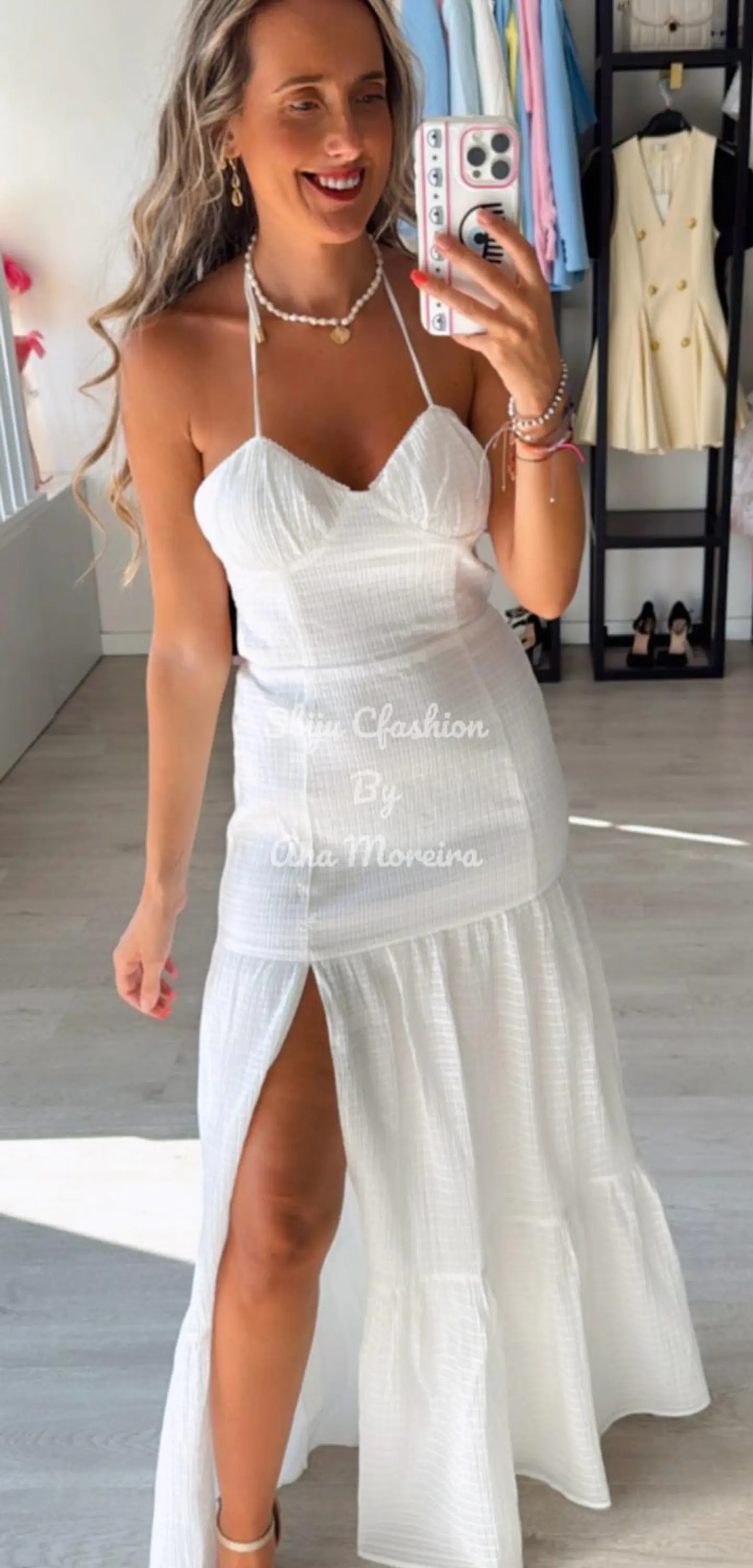 Vestido comprido estilo romântico com detalhe de racha 4