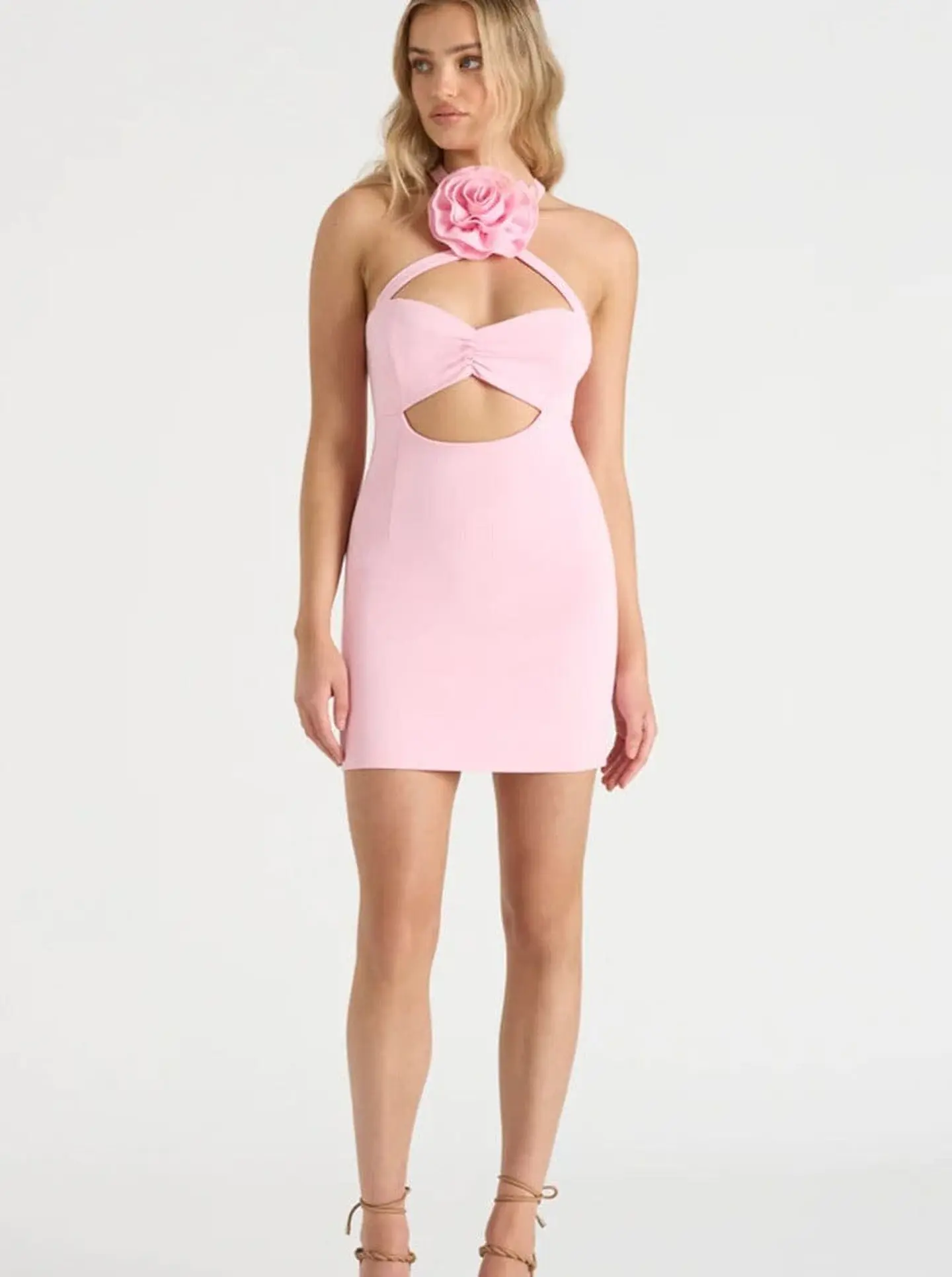 Vestido rosa com flor no peito 4