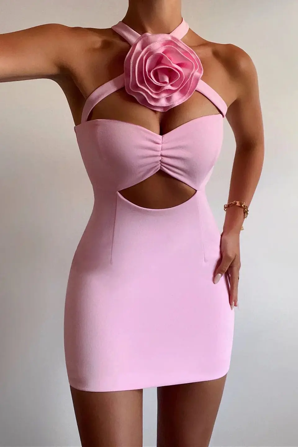 Vestido rosa com flor no peito 3