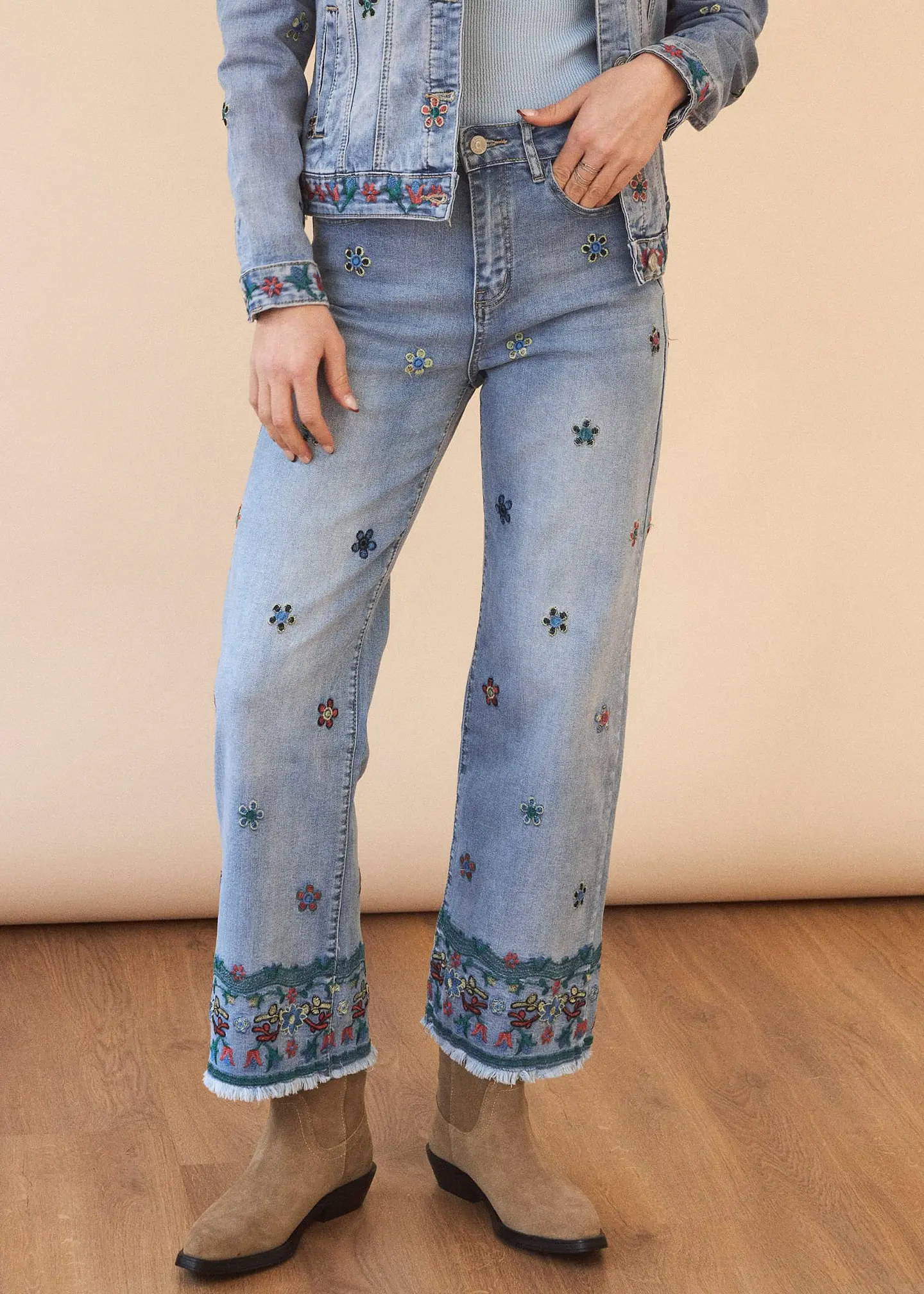 Calças de Ganga com Detalhes em Bordado 1