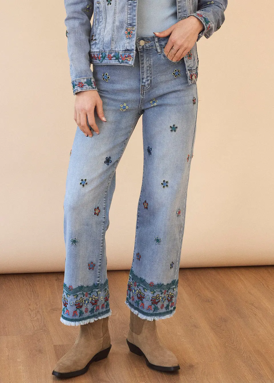 Calças de Ganga com Detalhes em Bordado 1