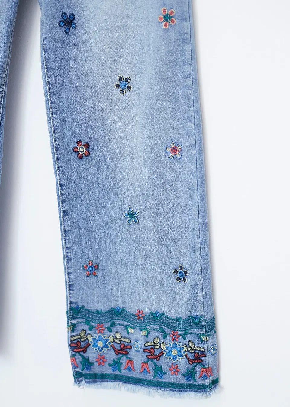Calças de Ganga com Detalhes em Bordado 3