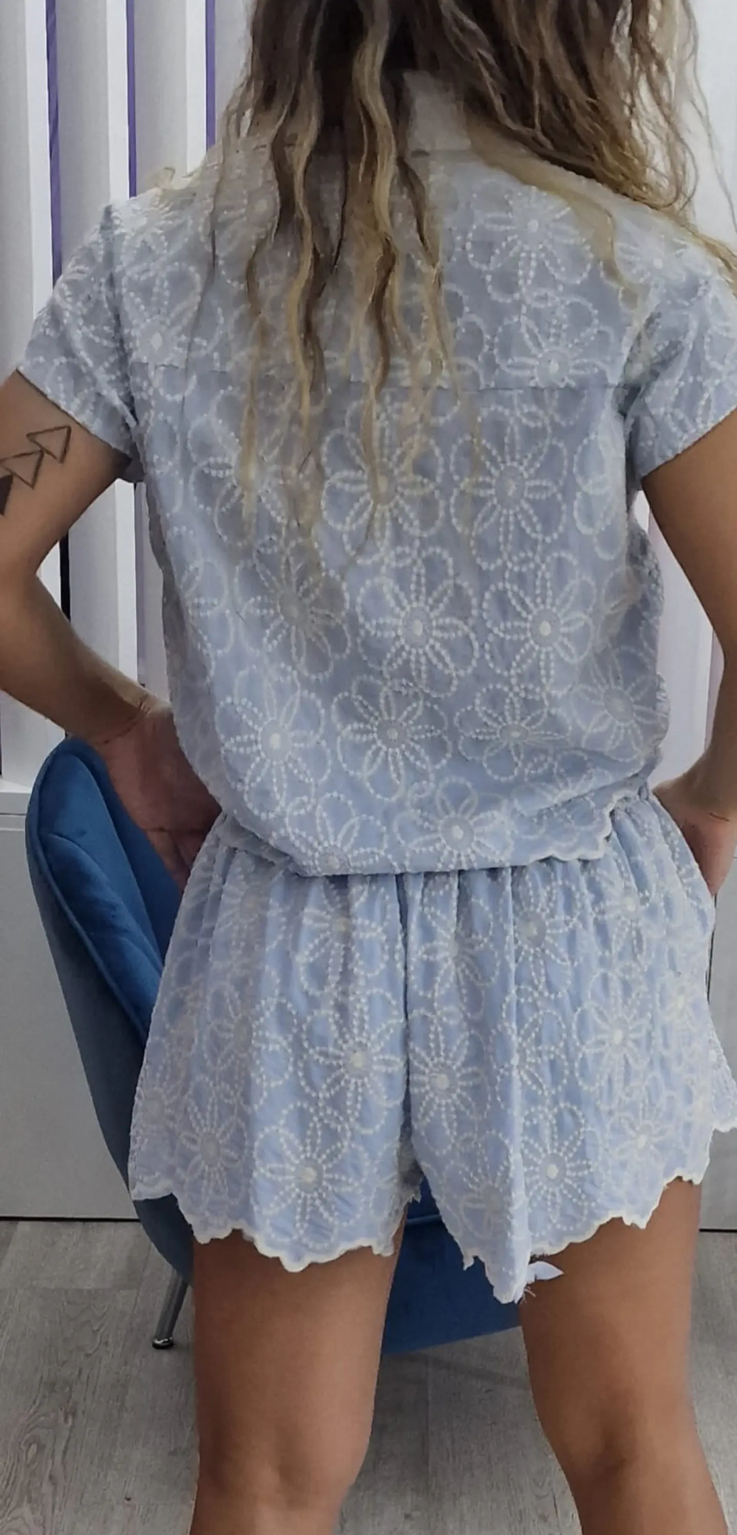 Conjunto calção e camisa azul com flores bordadas 2