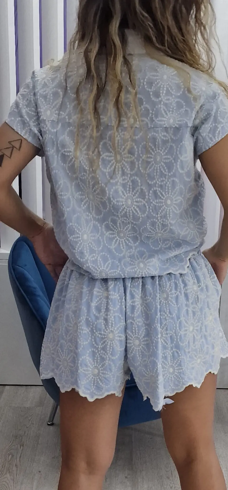 Conjunto calção e camisa azul com flores bordadas 2