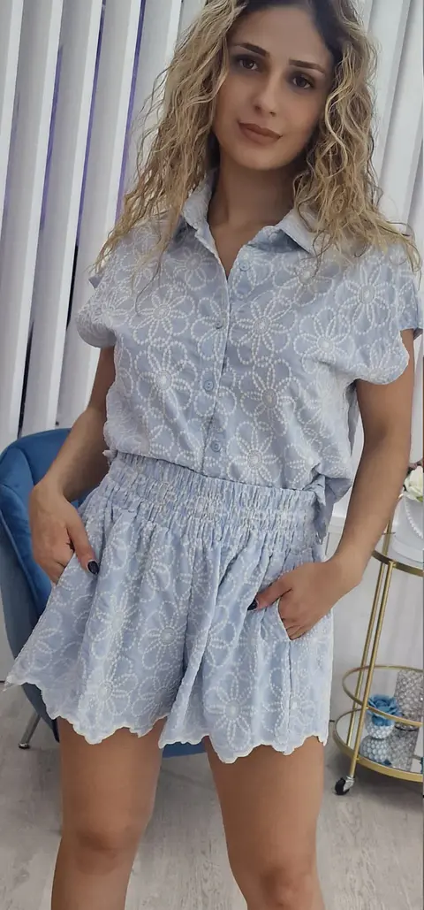 Conjunto calção e camisa azul com flores bordadas