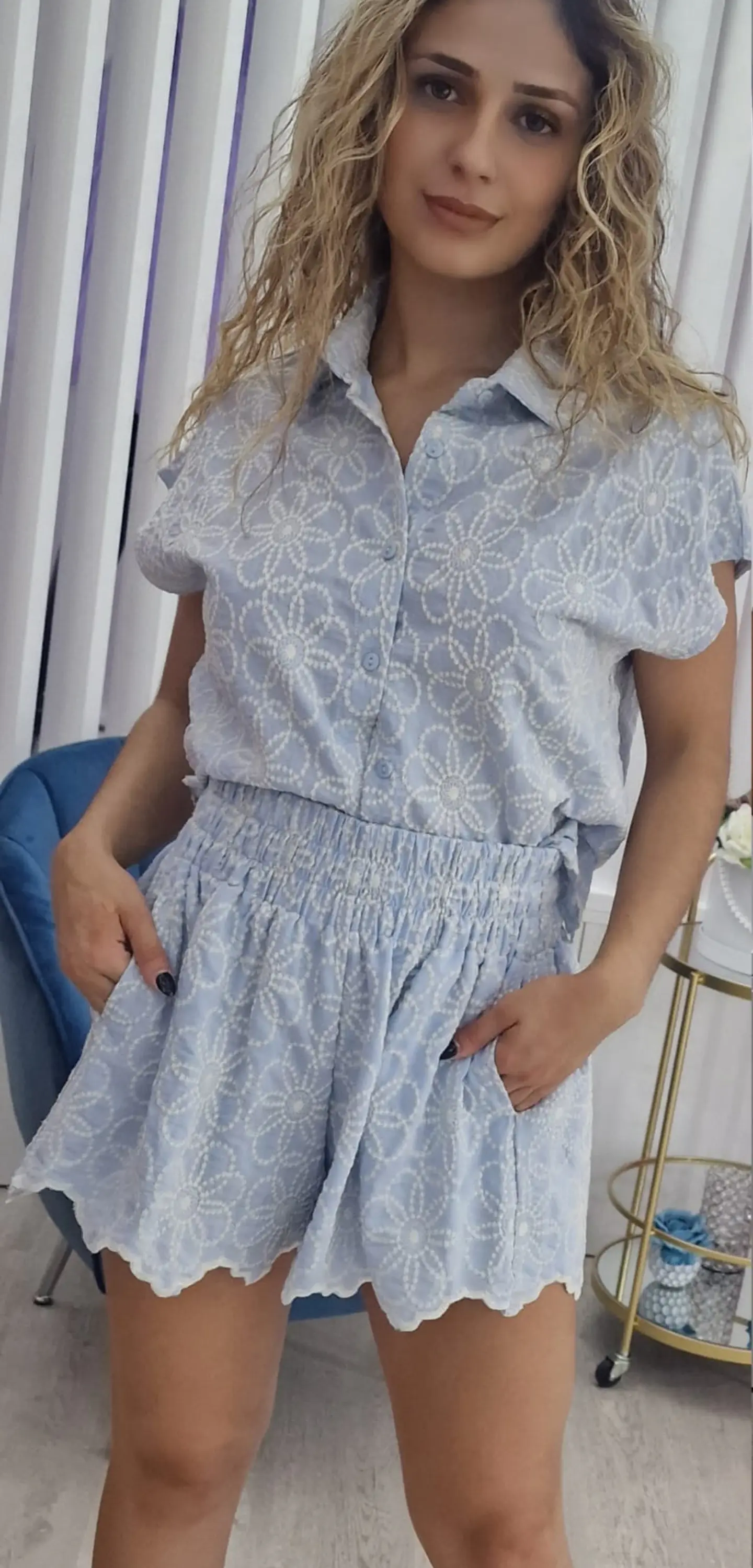 Conjunto calção e camisa azul com flores bordadas 1