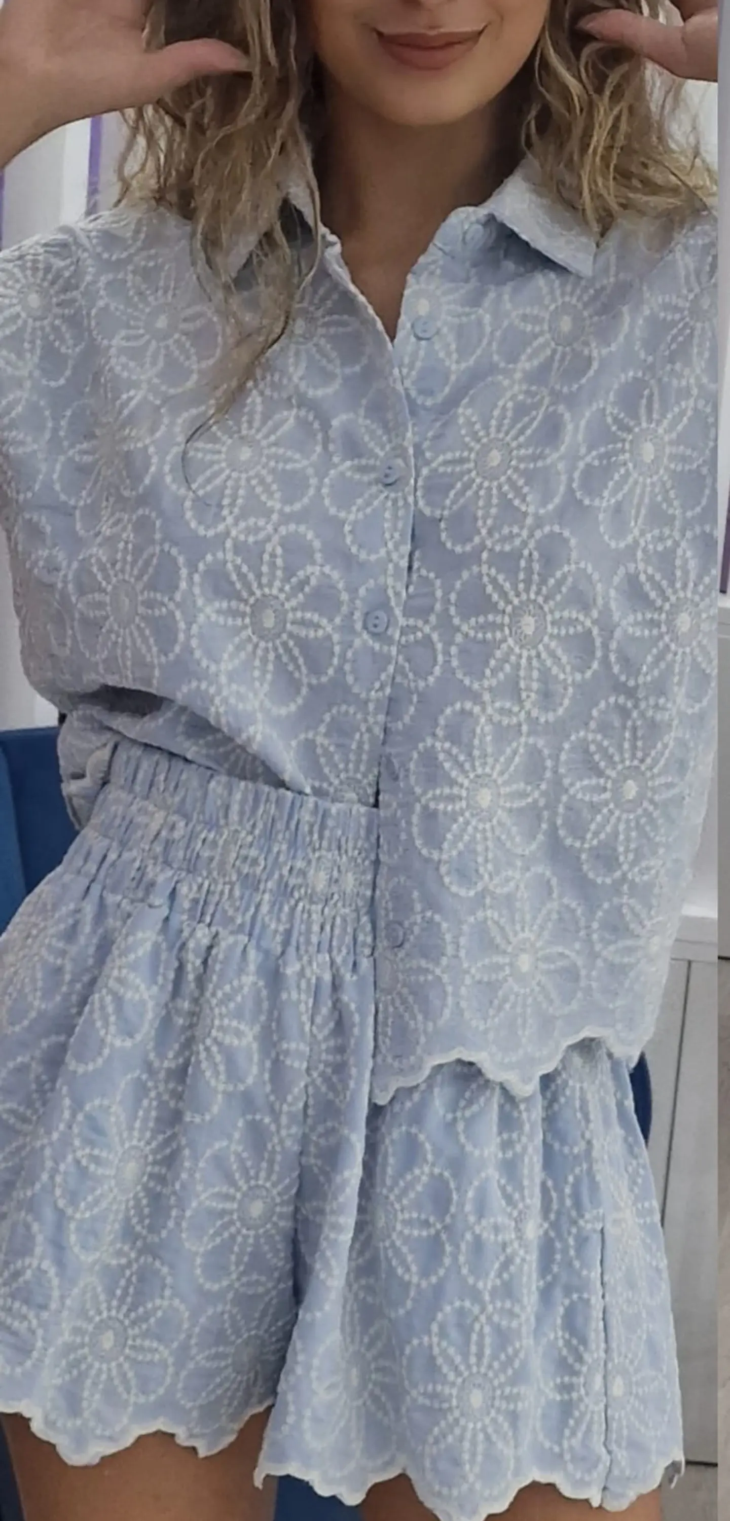 Conjunto calção e camisa azul com flores bordadas 3