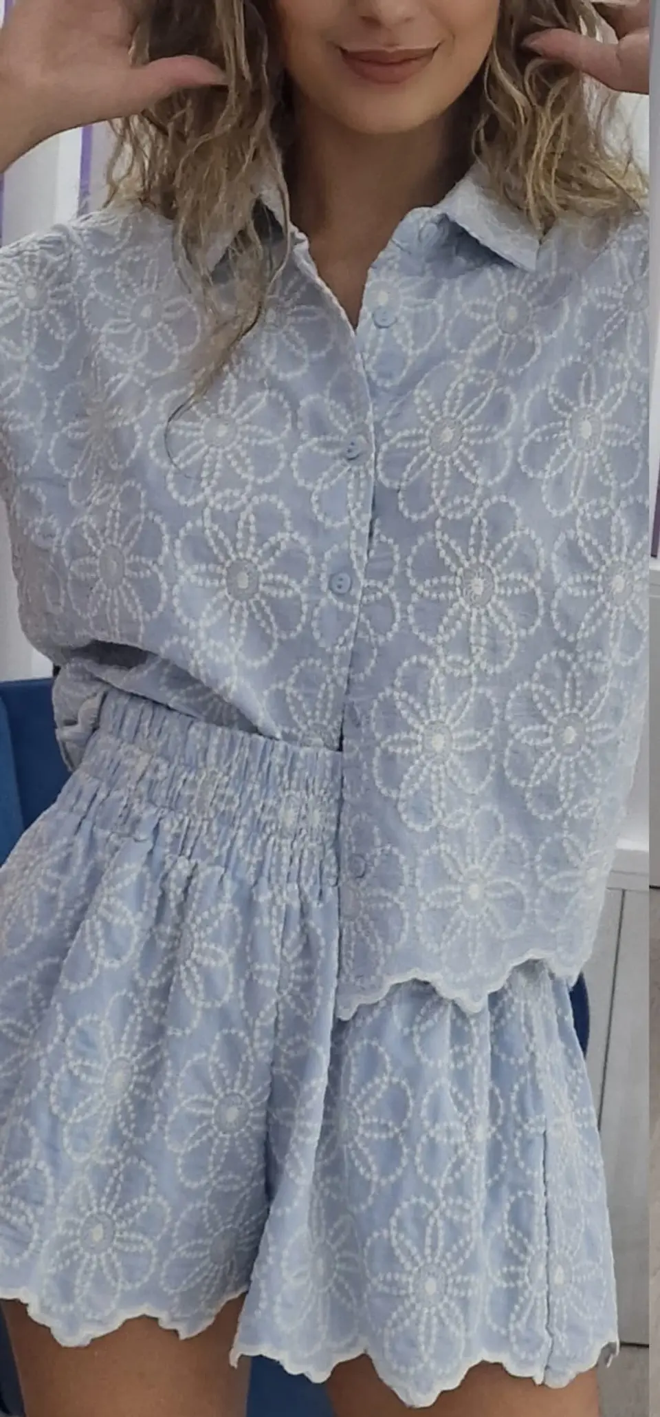 Conjunto calção e camisa azul com flores bordadas 3