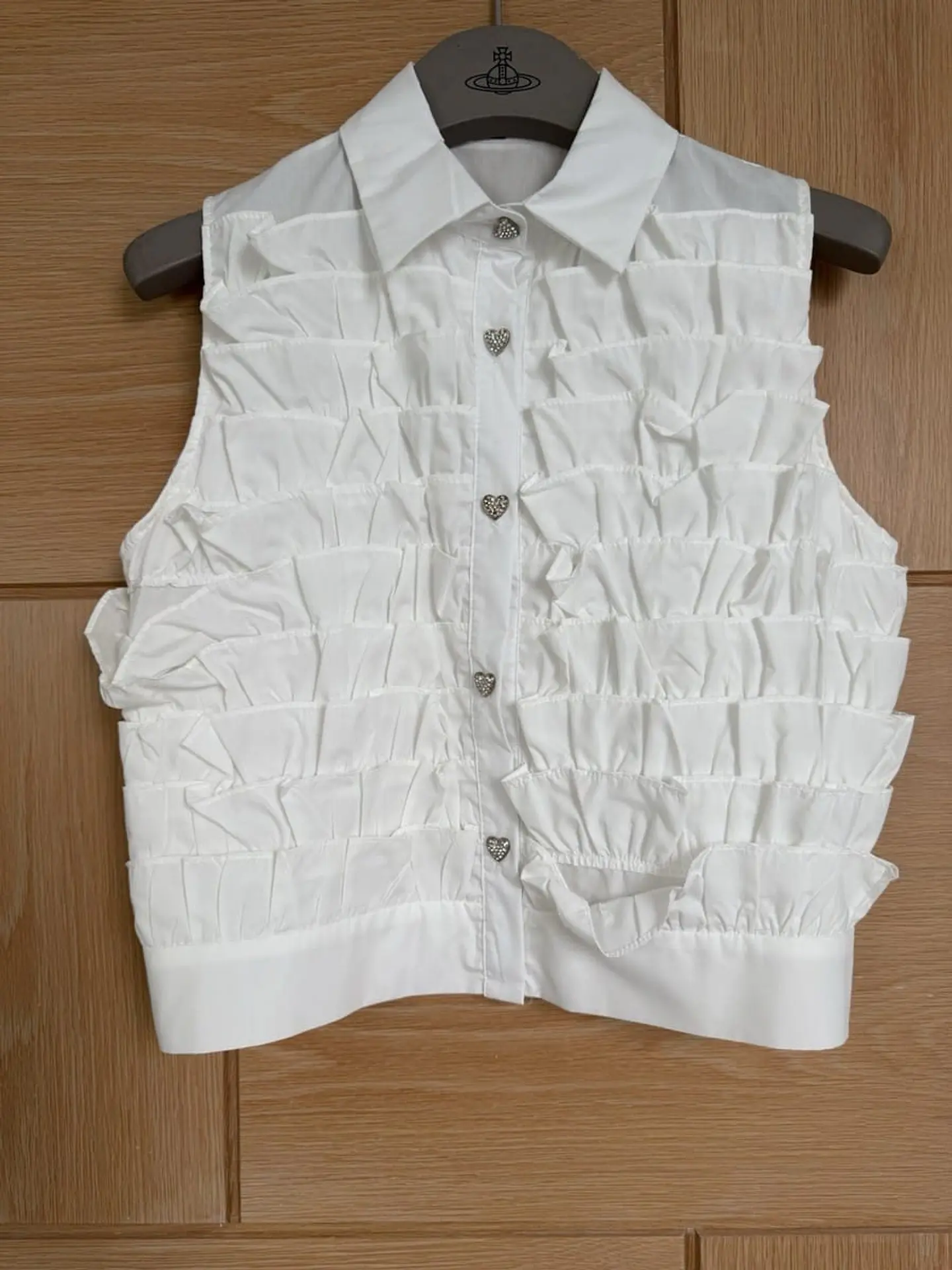 Blusa com folhos e detalhe de botões em coração brilhante 3
