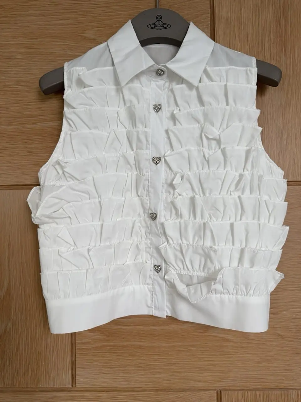 Blusa com folhos e detalhe de botões em coração brilhante 3