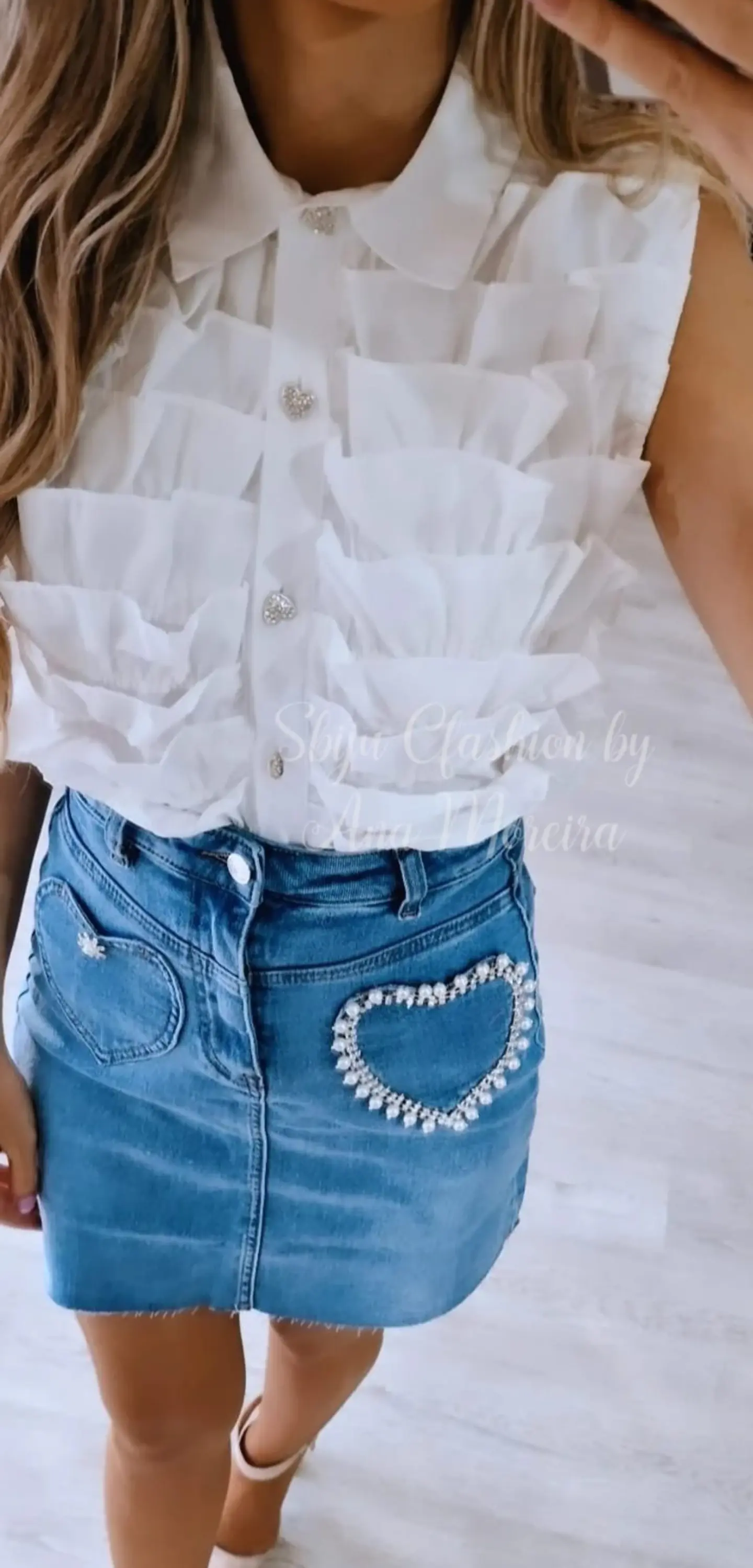 Blusa com folhos e detalhe de botões em coração brilhante 4