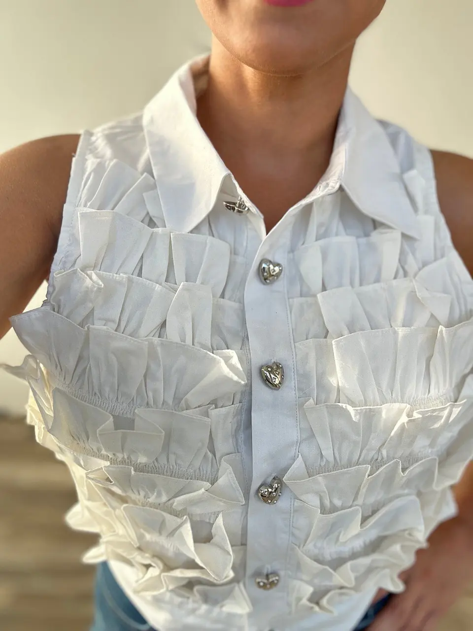 Blusa com folhos e detalhe de botões em coração brilhante 6