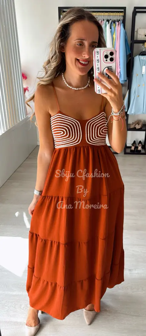 Vestido comprido com detalhe em corda no peito
