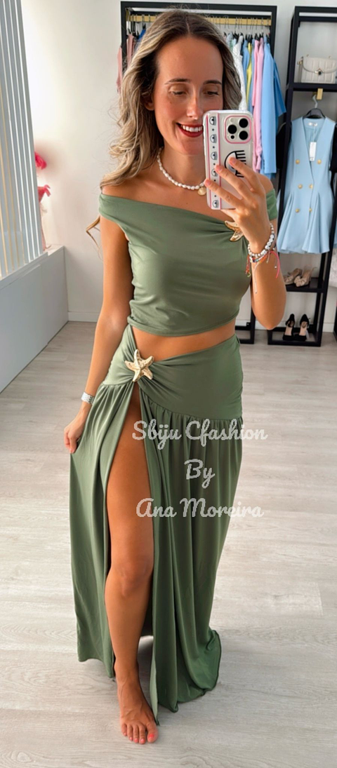 Conjunto top e saia com detalhe de estrelas douradas