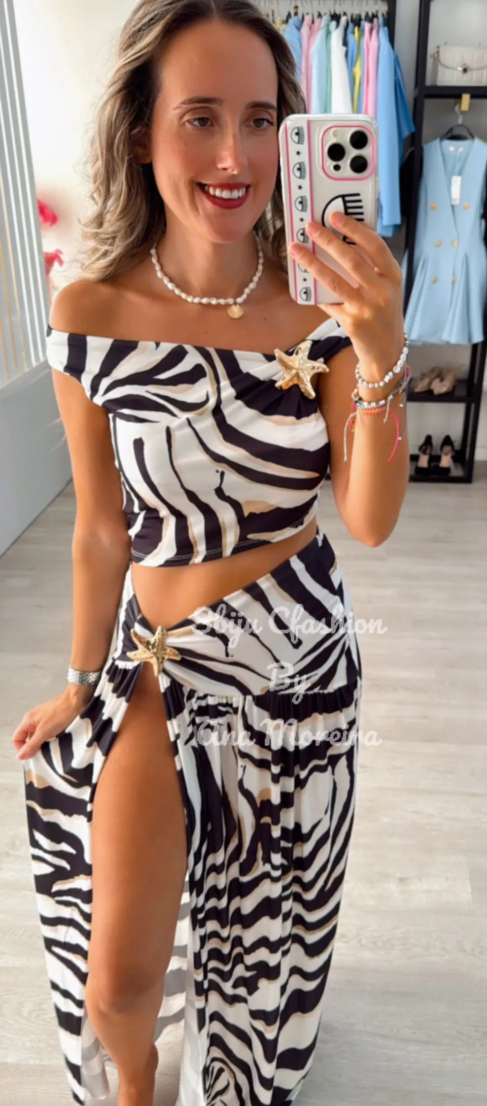 Conjunto Top e Saia Estampados com Estrelas Douradas 3