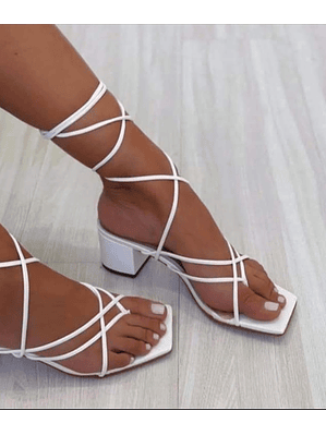 Sandálias de tiras finas de atar na perna