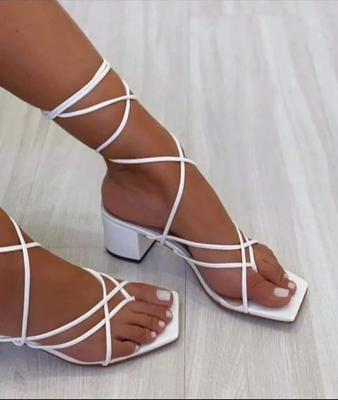 Sandálias de tiras finas de atar na perna