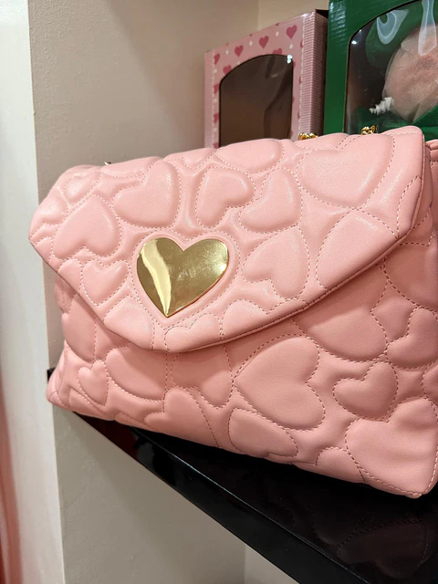 Mala Rosa com Detalhe de Corações