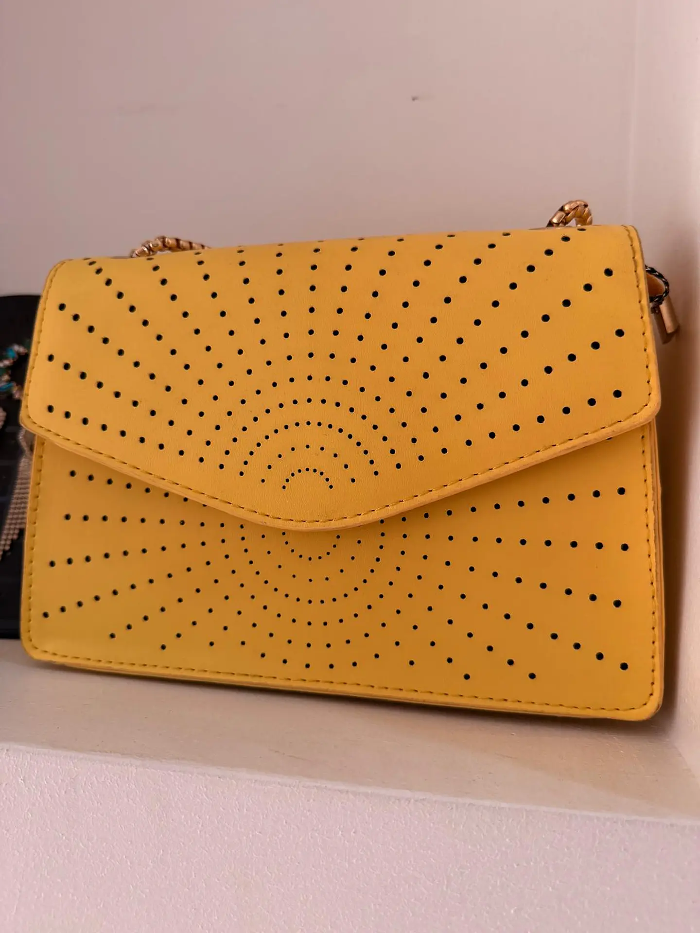 Mala Amarela com Detalhe de Furinhos 3