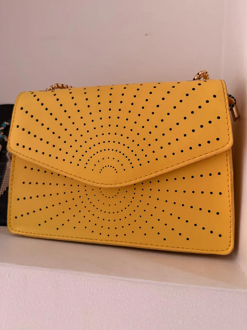 Mala Amarela com Detalhe de Furinhos 3