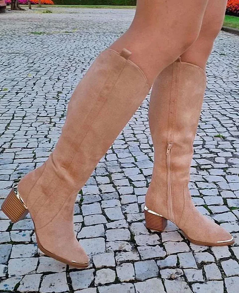 Bota de Cano Alto em Camurça com Detalhes Dourados