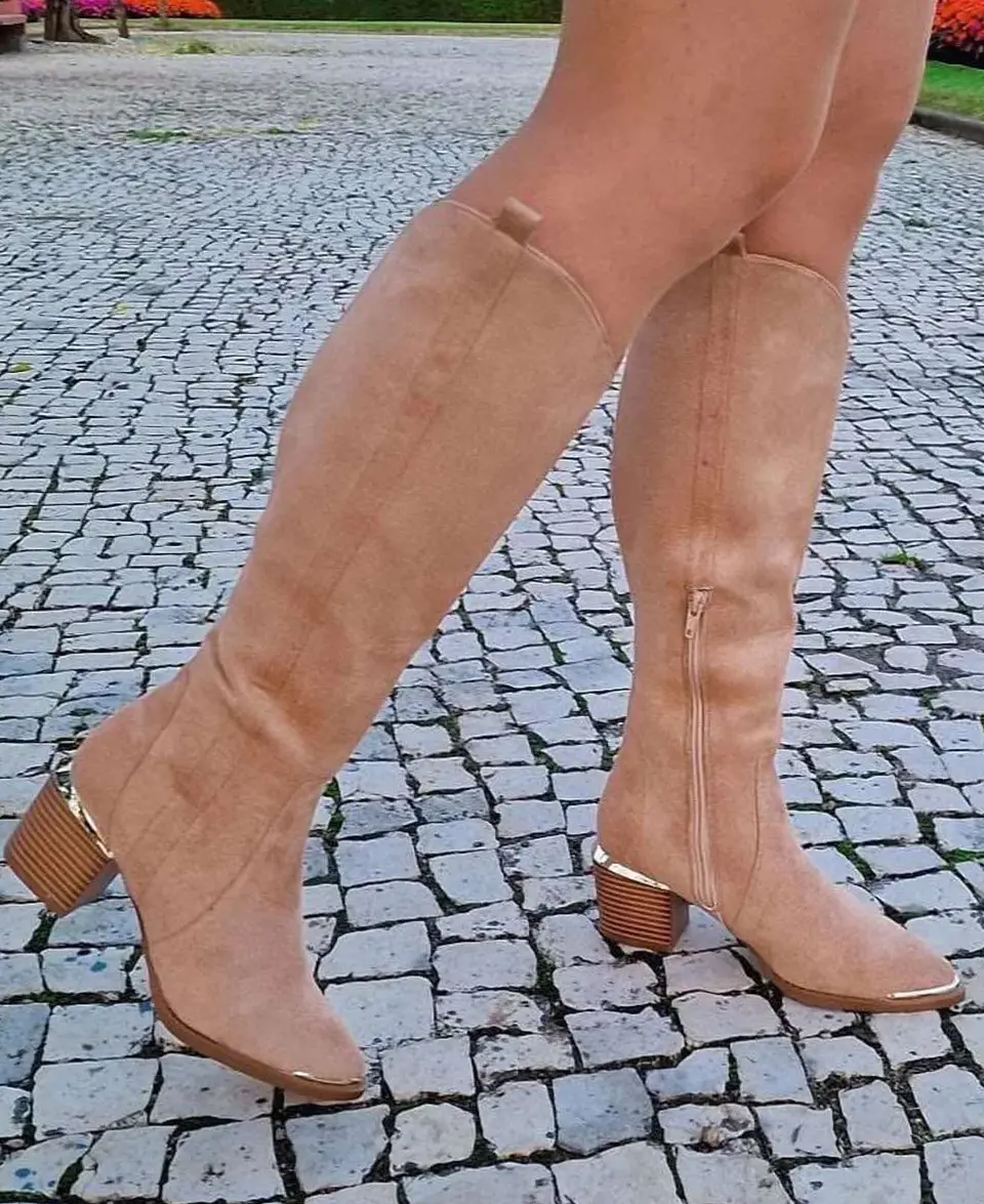 Bota de Cano Alto em Camurça com Detalhes Dourados 1