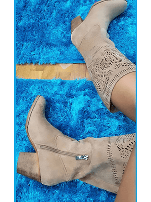 Bota em Camurça com Detalhe de Furos