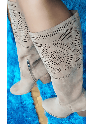 Bota em Camurça com Detalhe de Furos