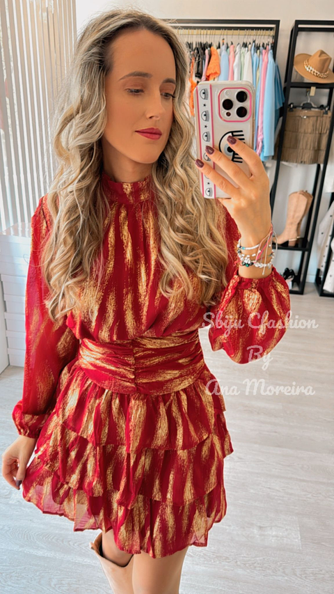 Vestido com Folhos e Detalhes Dourados