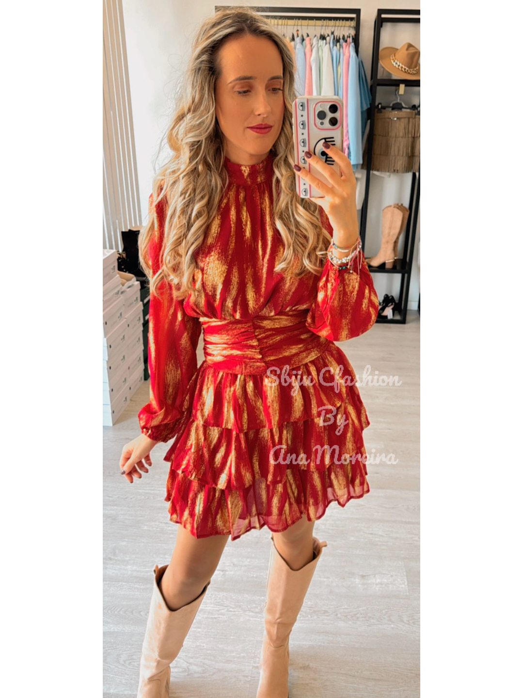 Vestido com Folhos e Detalhes Dourados 3