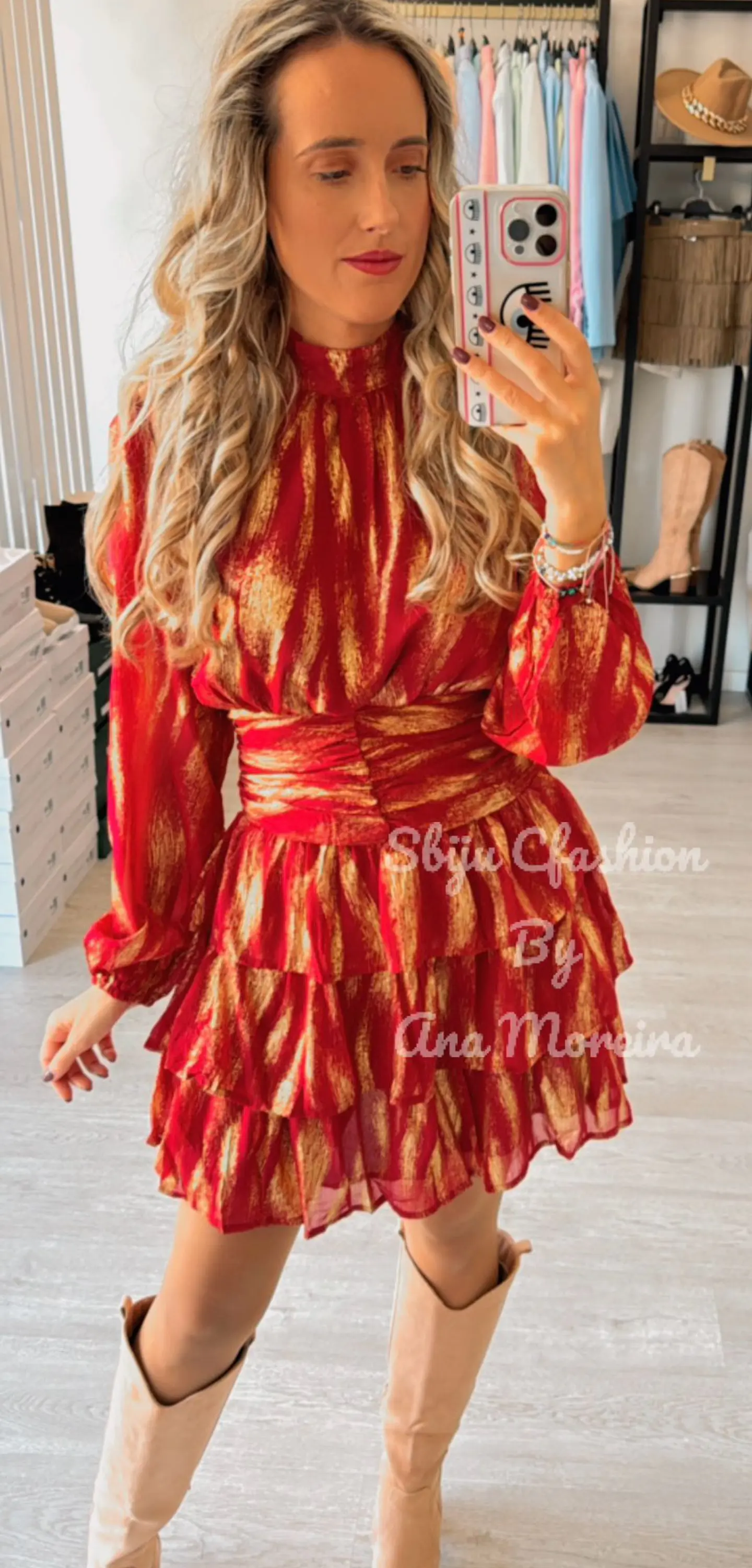 Vestido com Folhos e Detalhes Dourados 3