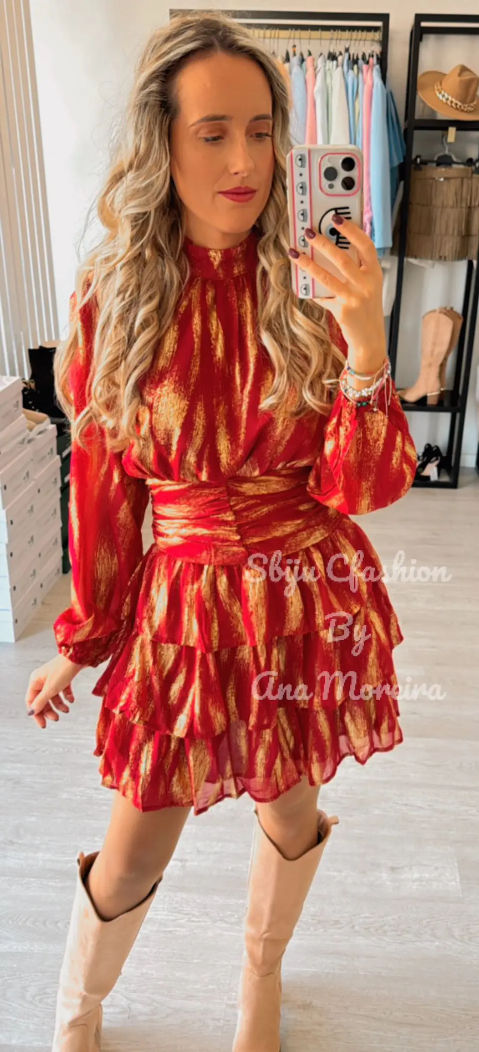 Vestido com Folhos e Detalhes Dourados 3