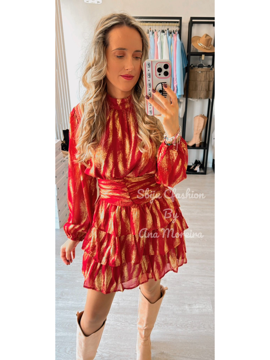 Vestido com Folhos e Detalhes Dourados 4