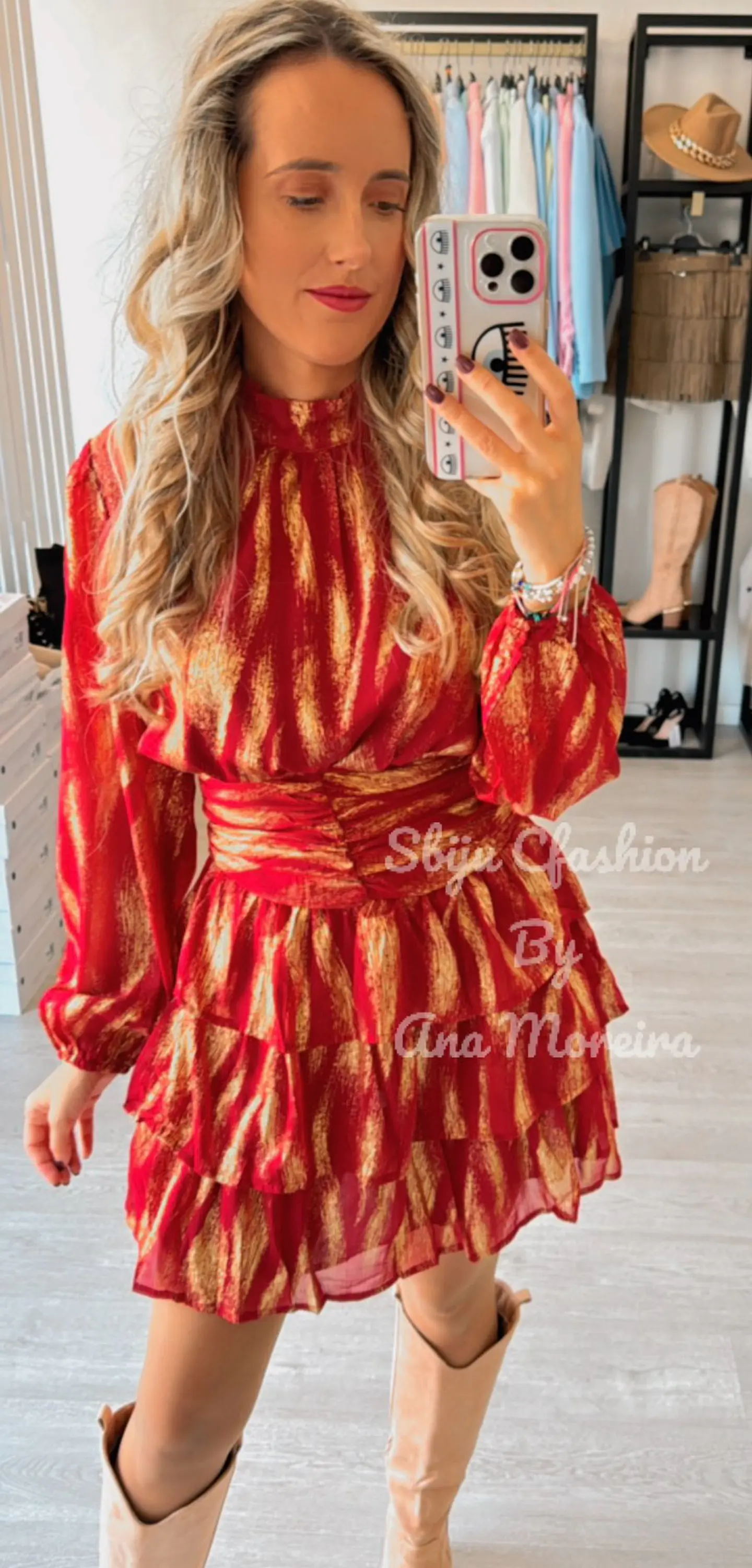 Vestido com Folhos e Detalhes Dourados 4