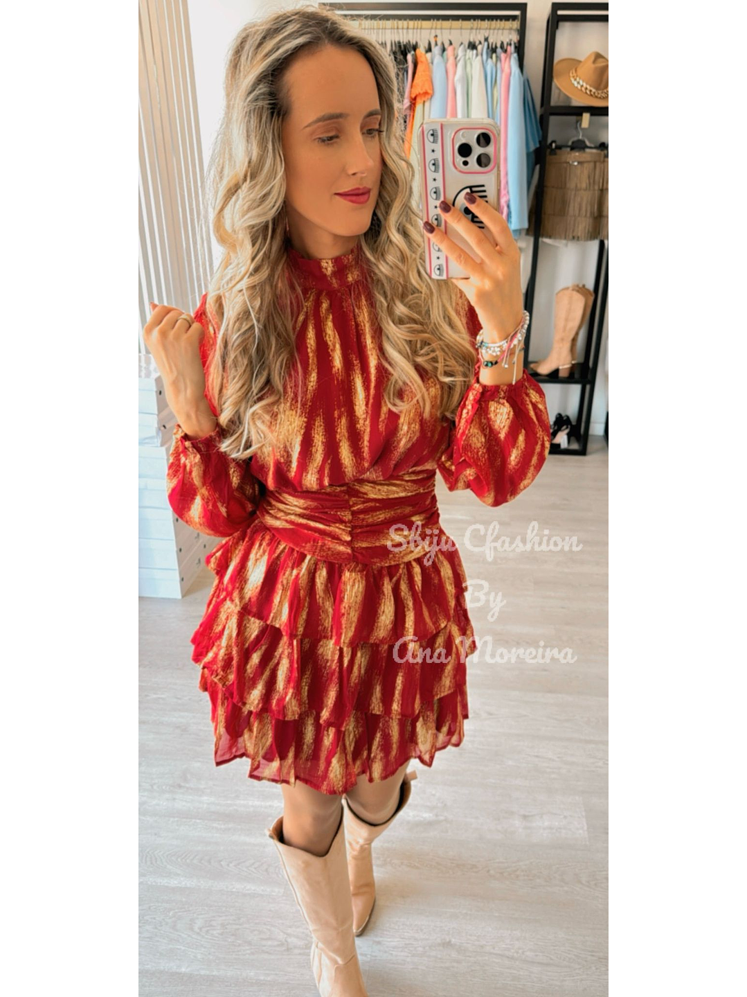 Vestido com Folhos e Detalhes Dourados 6