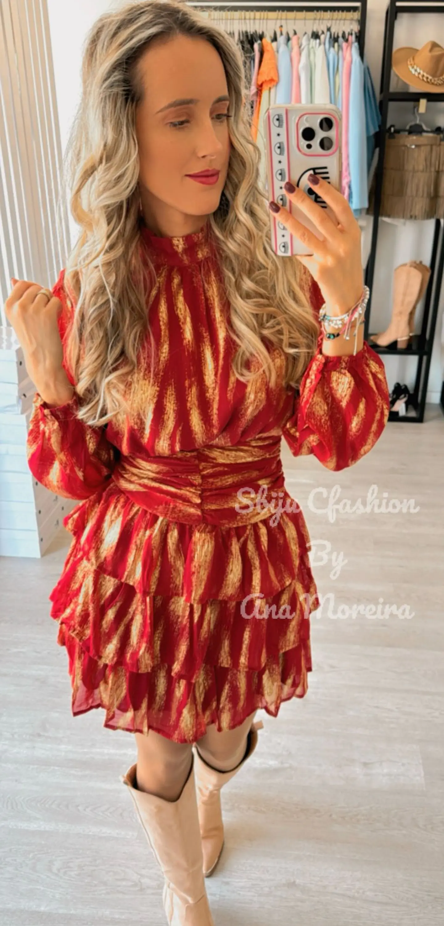 Vestido com Folhos e Detalhes Dourados 6