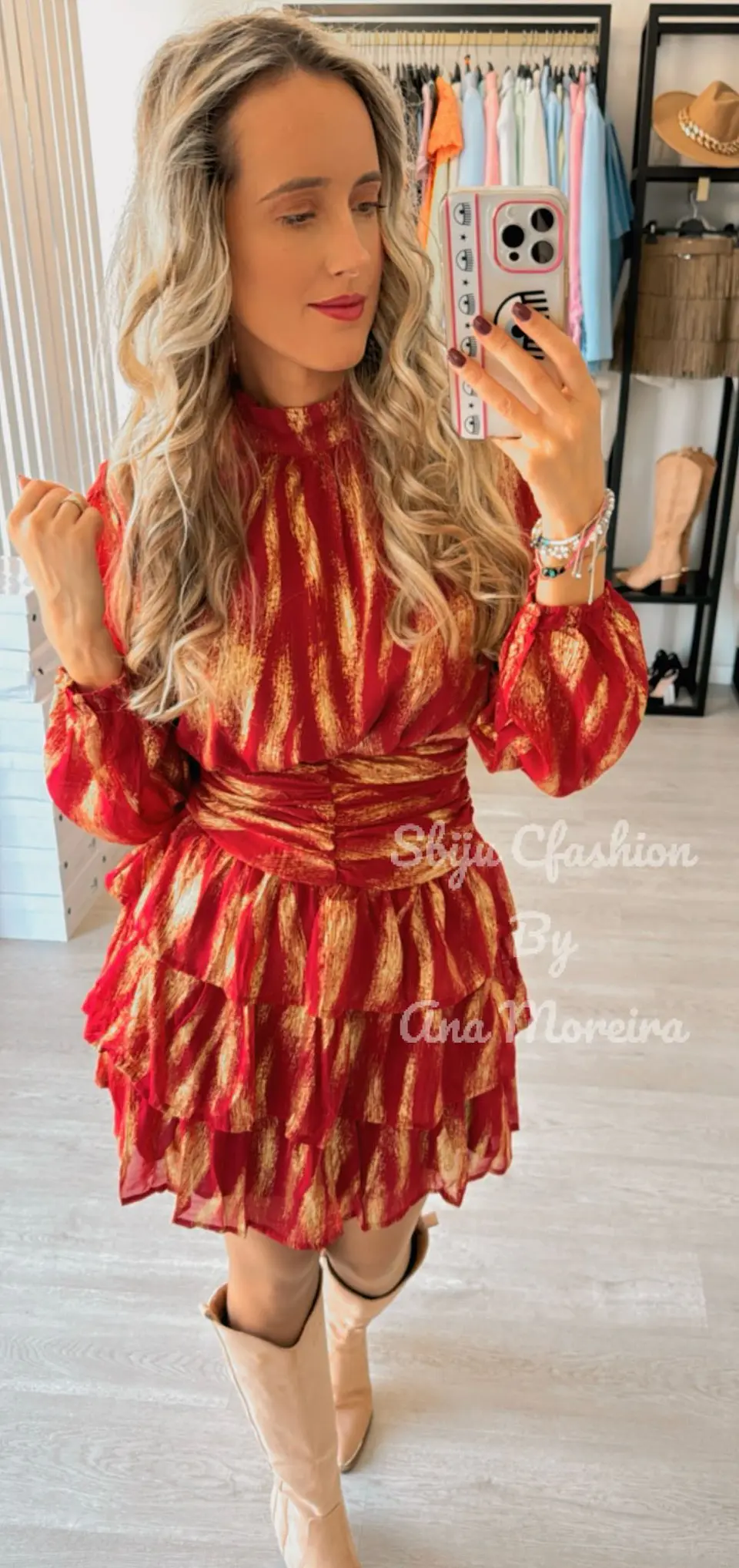 Vestido com Folhos e Detalhes Dourados 6