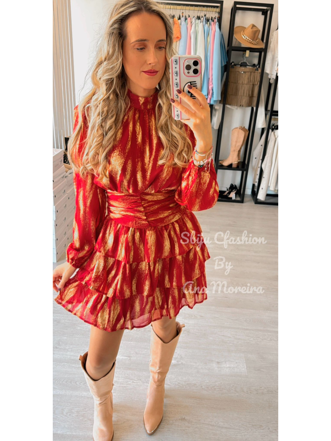 Vestido com Folhos e Detalhes Dourados 7