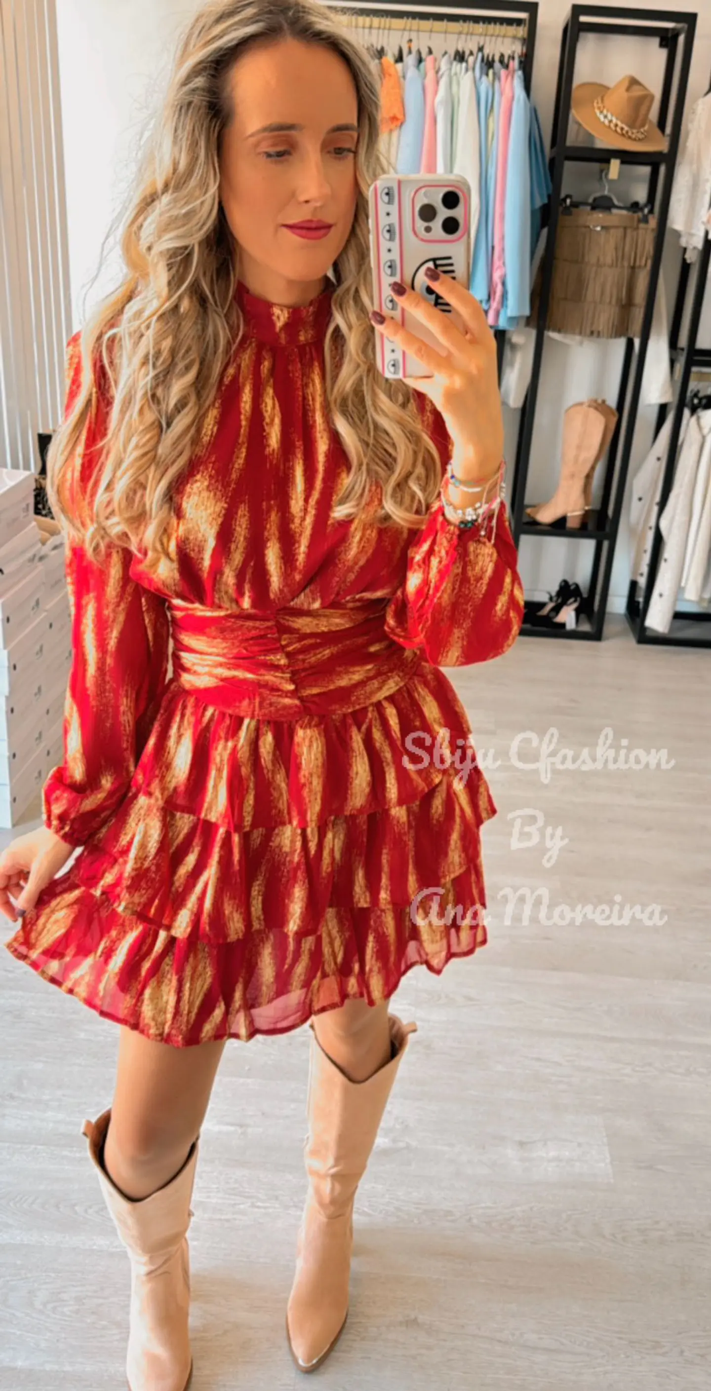 Vestido com Folhos e Detalhes Dourados 7