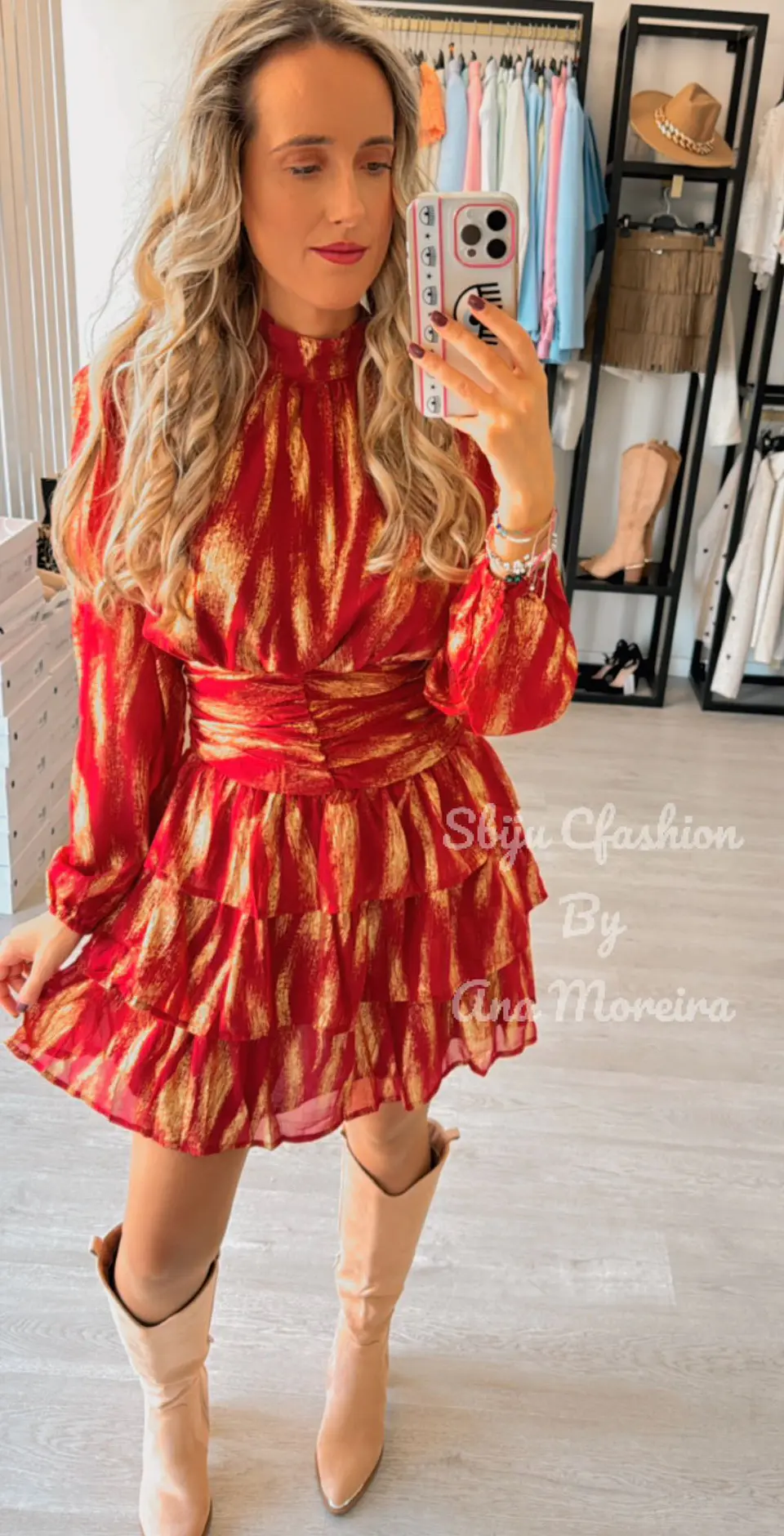 Vestido com Folhos e Detalhes Dourados 7