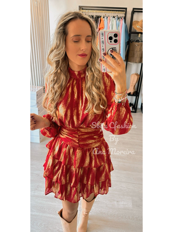 Vestido com Folhos e Detalhes Dourados 8