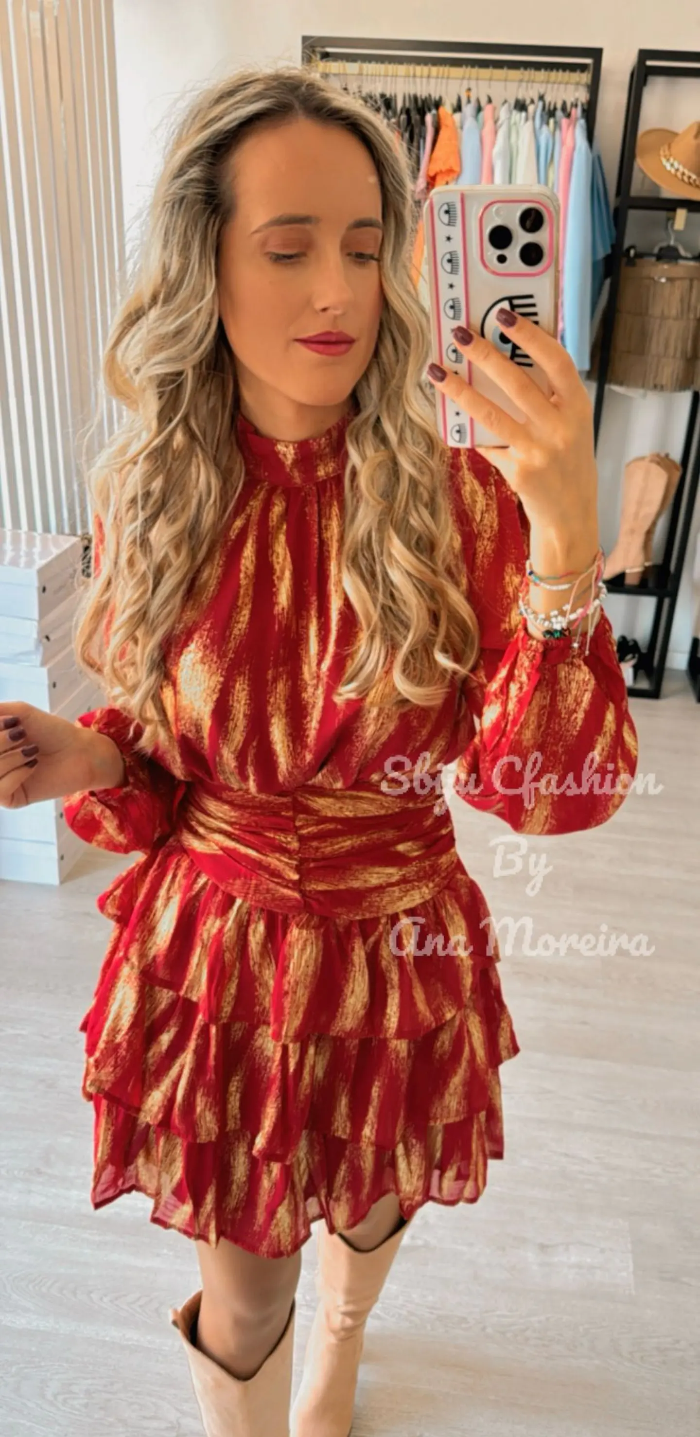 Vestido com Folhos e Detalhes Dourados 8