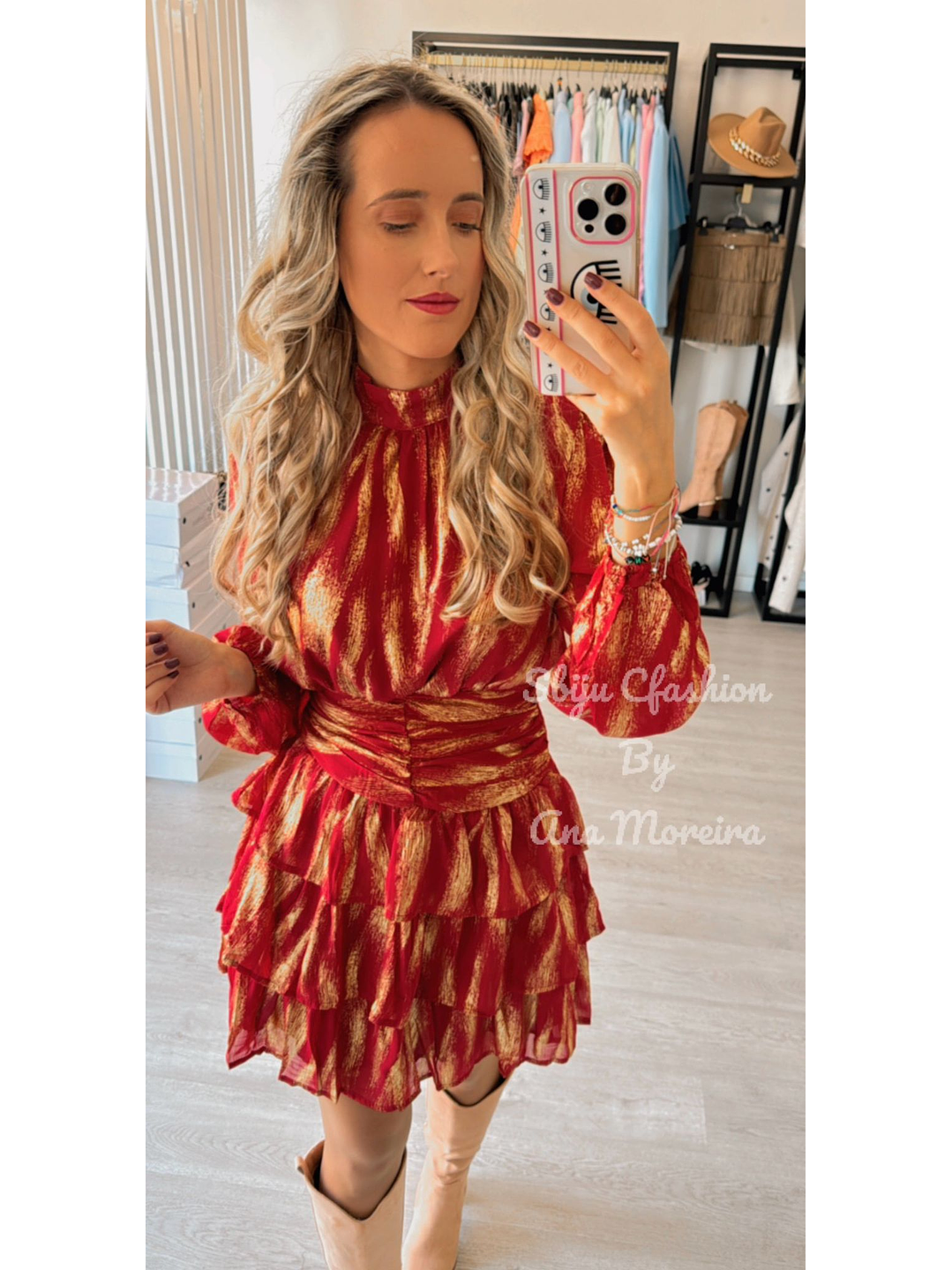 Vestido com Folhos e Detalhes Dourados 5