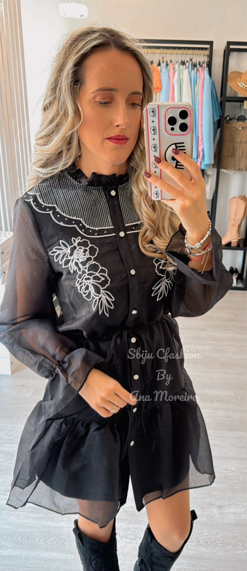 Vestido Preto com Detalhes em Branco