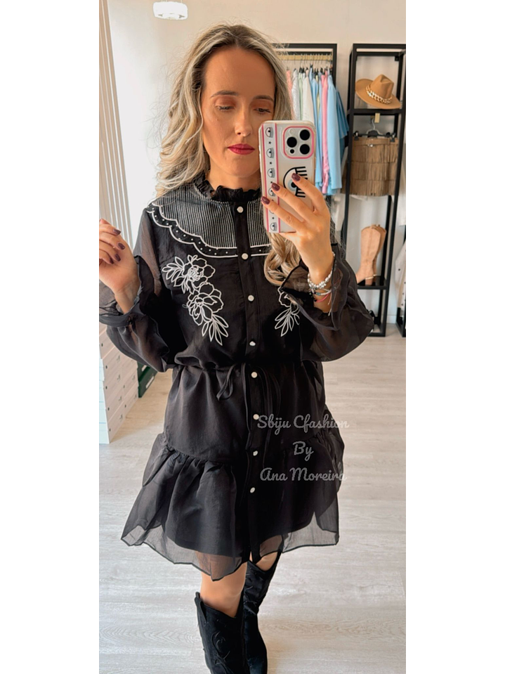 Vestido Preto com Detalhes em Branco 3