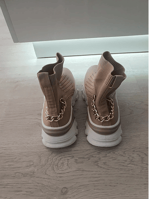 Sapatilhas de Cano Alto com Corrente Atrás